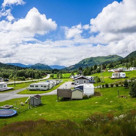 Smordal Hytteutleie Og Camping Hotel Nordfjordeid Bagian luar foto