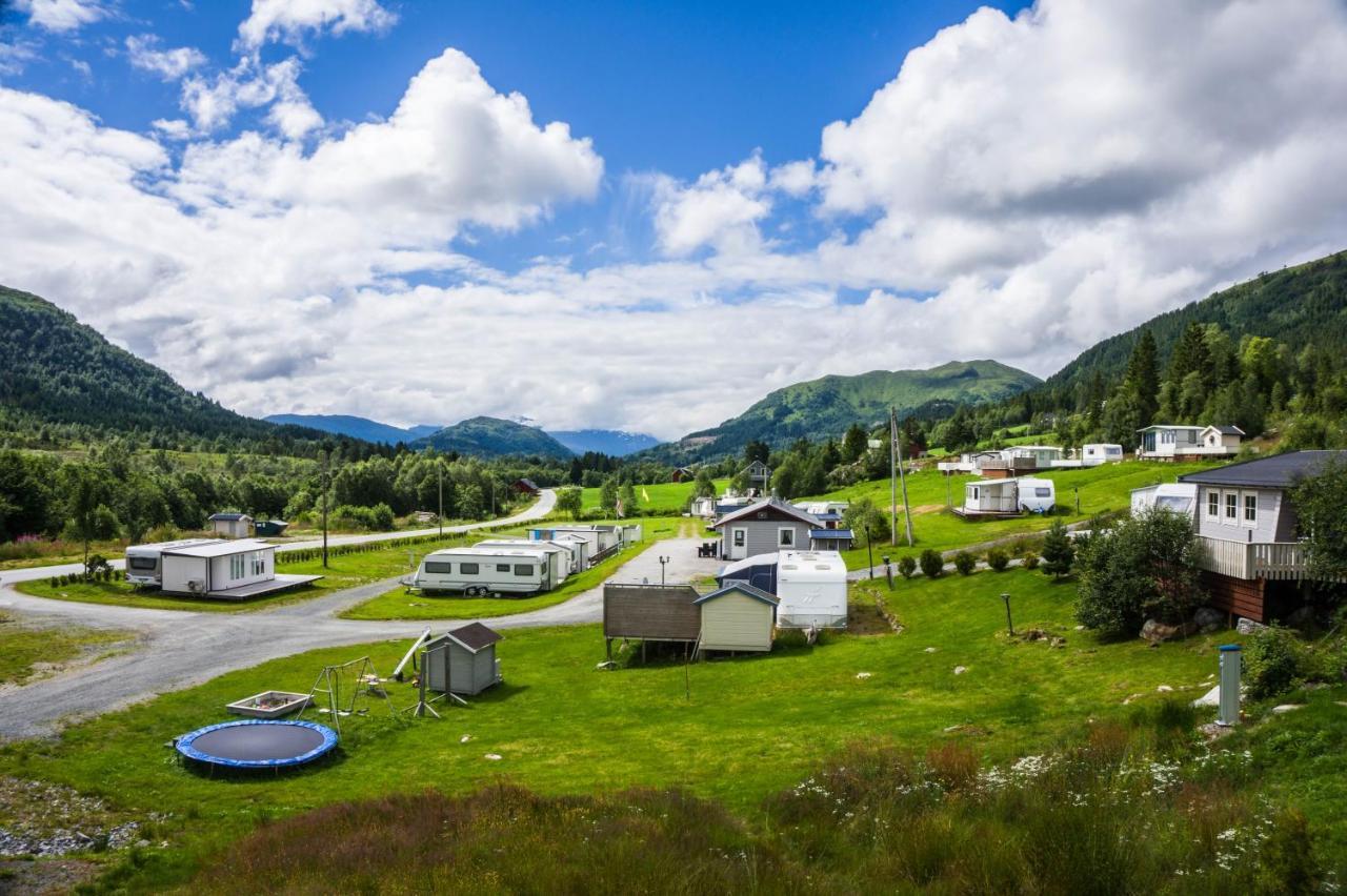 Smordal Hytteutleie Og Camping Hotel Nordfjordeid Bagian luar foto