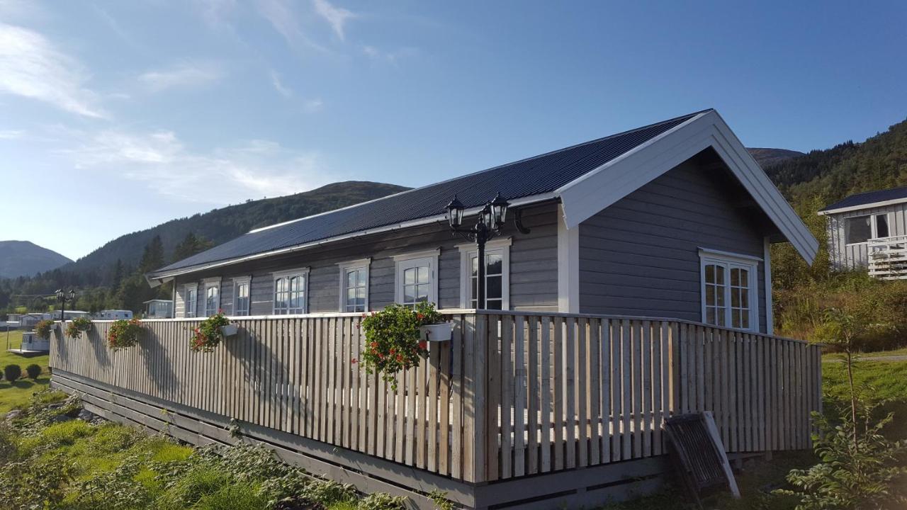 Smordal Hytteutleie Og Camping Hotel Nordfjordeid Bagian luar foto